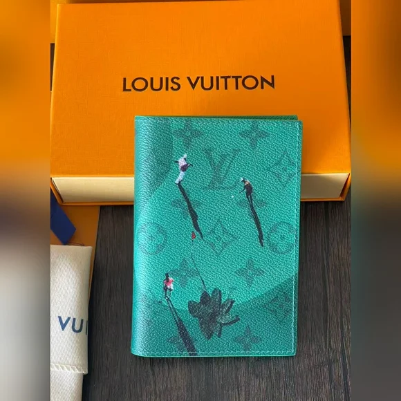 Louis Vuitton Passport Cover Green - Picture 1 of 9